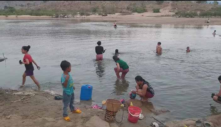 Mọi sinh hoạt tắm rửa, giặt giũ, lấy nước uống…đều diễn ra bên sông. Ảnh: Vũ Thị Chi 