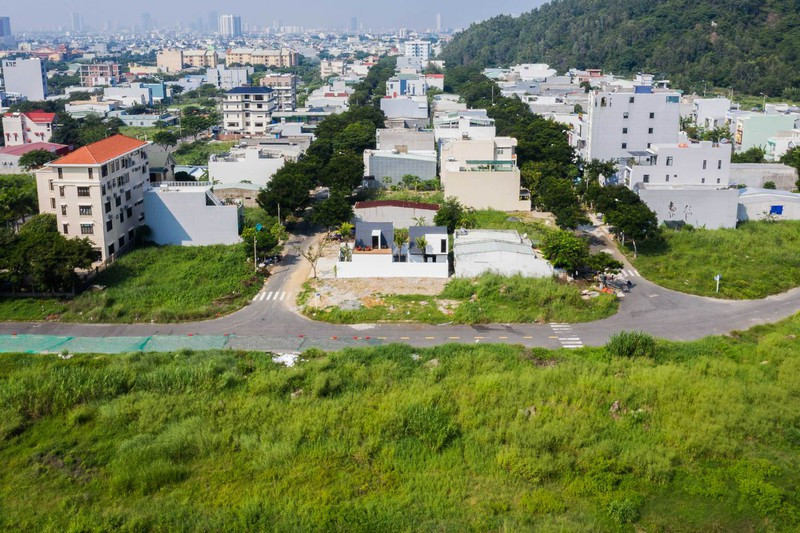 Công trình nằm dưới chân núi Sơn Trà- Đà Nẵng, nơi có khí hậu mát mẻ thích hợp cho đôi vợ chồng nghỉ hưu.