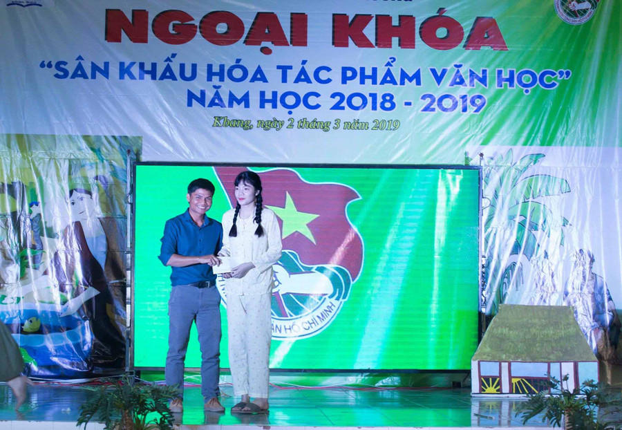 Anh Đinh Xuân Hiến (bìa trái)-Bí thư Đoàn trường Lương Thế Vinh là tấm gương tiêu biểu, tổ chức được nhiều phong trào, hoạt động Đoàn hấp dẫn học sinh. Ảnh: Xuân Hiến. Anh Đinh Xuân Hiến (bìa trái)-Bí thư Đoàn trường Lương Thế Vinh là tấm gương tiêu biểu, tổ chức được nhiều phong trào, hoạt động Đoàn hấp dẫn học sinh. Ảnh: Xuân Hiến.