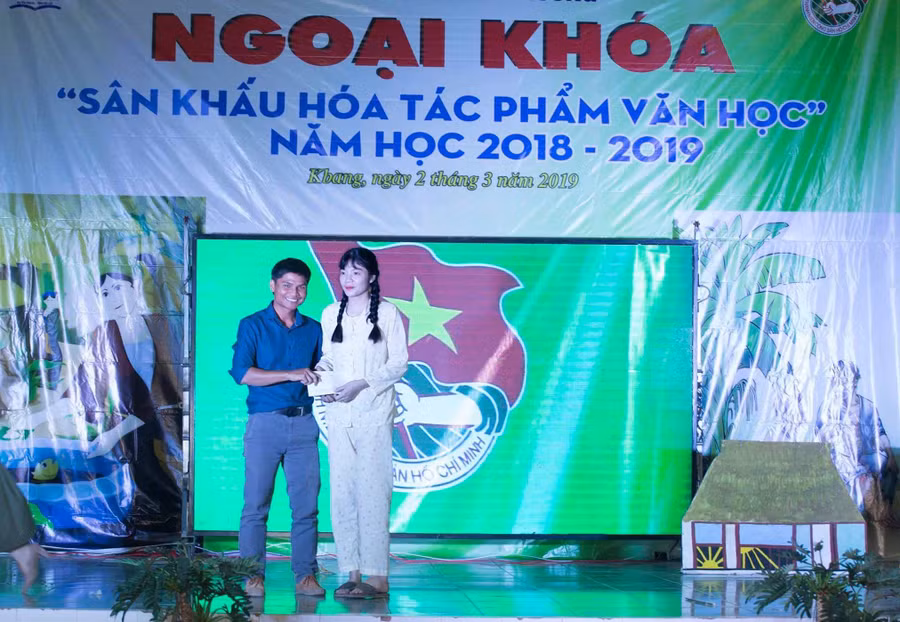 Anh Đinh Xuân Hiến (bìa trái)-Bí thư Đoàn trường Lương Thế Vinh là tấm gương tiêu biểu, tổ chức được nhiều phong trào, hoạt động Đoàn hấp dẫn học sinh. Ảnh: Xuân Hiến.