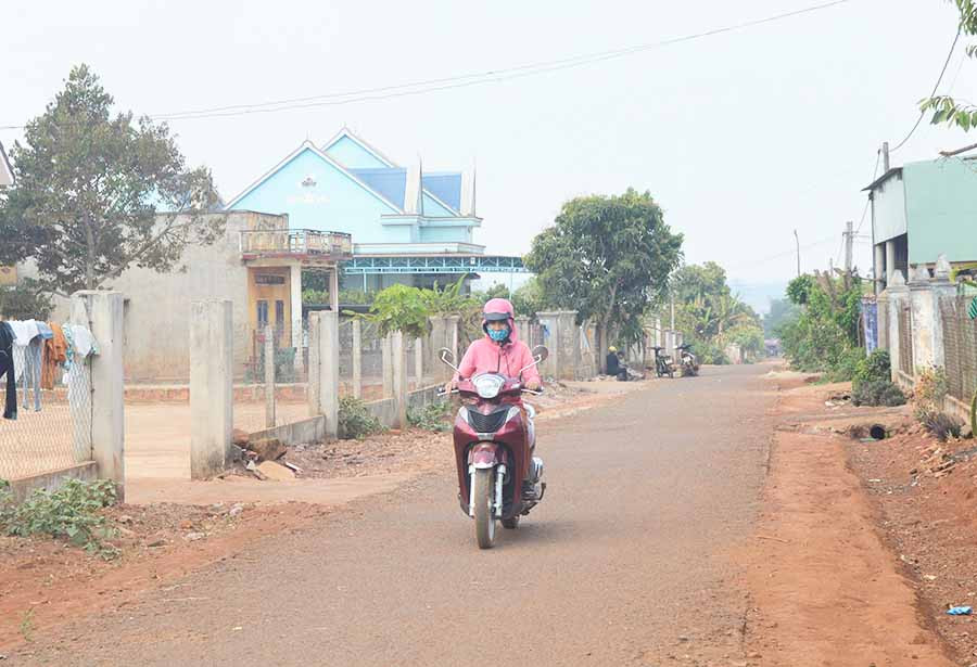  Đường làng Dơk Rơng (xã Glar) được thảm nhựa sạch đẹp. Ảnh: Đ.Y