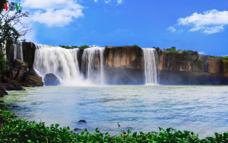 Rời miền biển, Đắk Lắk chào đón du khách đến với Tây Nguyên đại ngàn, dòng sông Serepok huyền thoại và những ngọn thác hùng vĩ Dray Nur, Dray Sap, hồ Lak, Vườn quốc gia Yok Đôn, Chư Yang Sin, Buôn Đôn,...