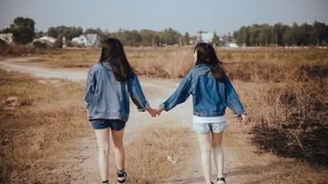 Khi bị người yêu bỏ rơi, bạn thân sẽ luôn ở bên để an ủi. Ảnh: T. L.