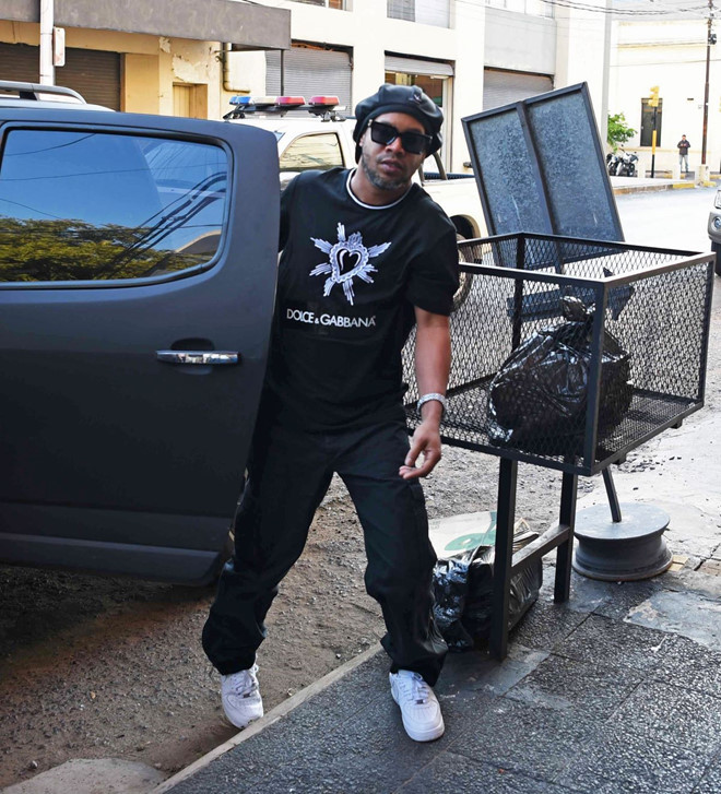 Ronaldinho đã gặp rắc rối khi đến Paraguay - Ảnh AFP Ronaldinho đã gặp rắc rối khi đến Paraguay - Ảnh AFP