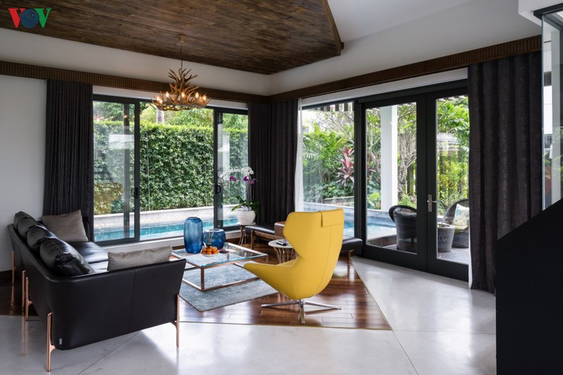 Bếp nấu được ngăn với phòng ăn bằng một đảo bếp kiêm quầy bar. Nơi đây cũng có những “view” nhìn ra hàng rào xanh.