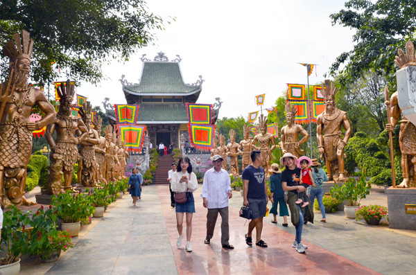 Trước tình hình dịch bệnh, các hoạt động tập trung dâng hương trong ngày Giỗ Tổ như những năm trước đều tạm hoãn. Ảnh: P.L