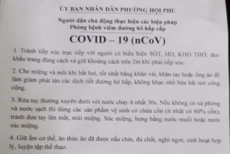 Thông báo của UBND phường khuyến cáo cư dân trên địa bàn chấp hành thực hiện một số quy định bắt buộc để phòng chống Covid-19. Ảnh: Thất Sơn