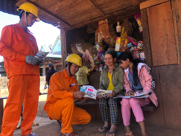 Công nhân Công ty Điện lực Gia Lai tuyên truyền đồng bào dân tộc thiểu số tại xã Ia O (huyện Ia Grai) sử dụng điện tiết kiệm. Ảnh: N.T