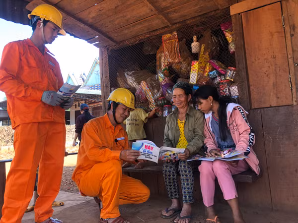 Công nhân Công ty Điện lực Gia Lai tuyên truyền đồng bào dân tộc thiểu số tại xã Ia O (huyện Ia Grai) sử dụng điện tiết kiệm. Ảnh: N.T