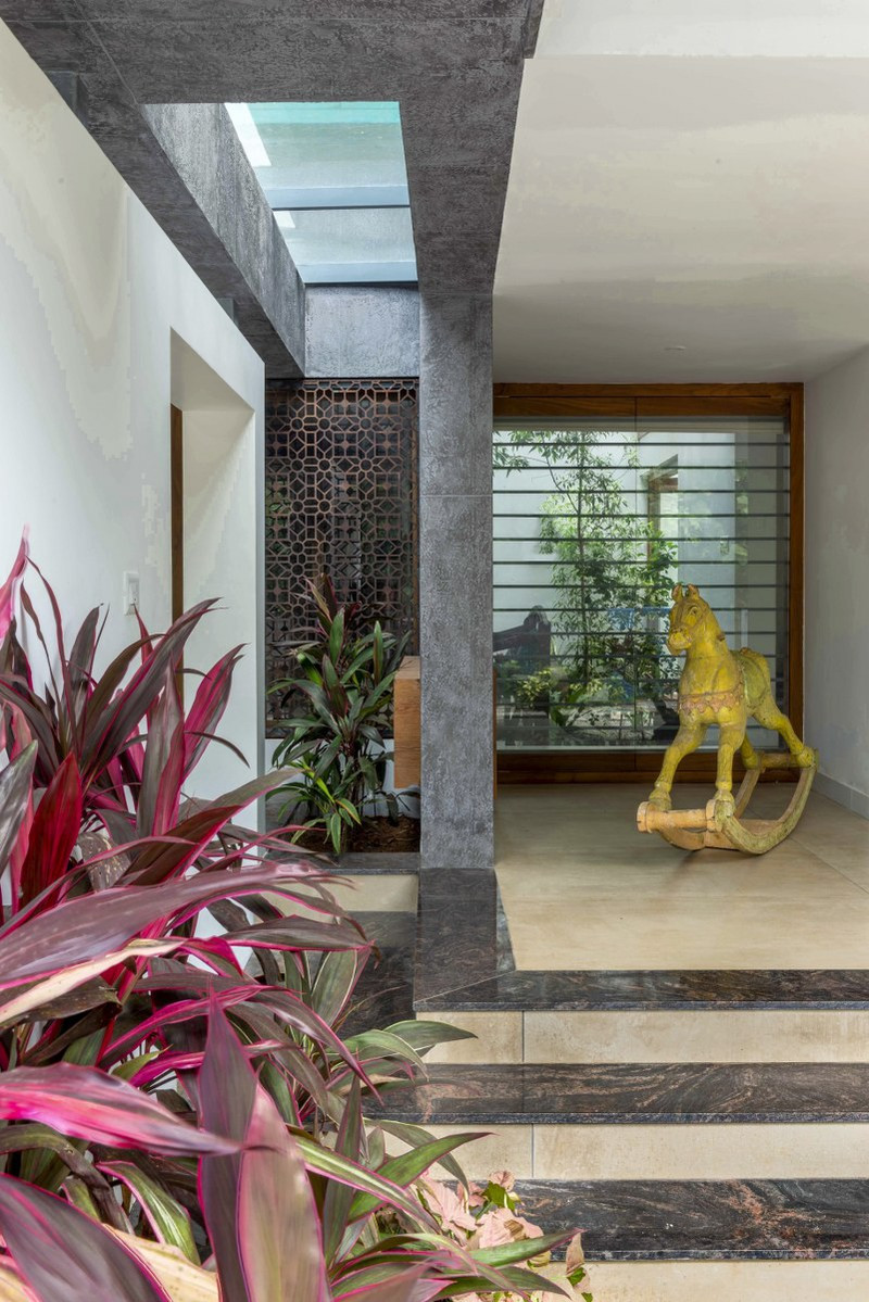 Các khu vực giếng trời bố trí tách biệt nhưng vẫn có sự liên kết để tạo ra một sự kết hợp bền vững, đòi hỏi ít chi phí bảo trì. Các khu vực giếng trời bố trí tách biệt nhưng vẫn có sự liên kết để tạo ra một sự kết hợp bền vững, đòi hỏi ít chi phí bảo trì.