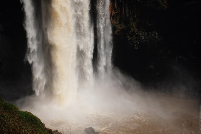  Những cột nước khổng lồ đổ xuống từ độ cao 45m tung bọt trắng xóa, ì ầm vang động cả góc rừng. Ít người biết theo dòng chảy, suối La Peet này còn chảy ra tới sông lớn Ayun, nơi có hồ thủy điện Ayun Hạ nổi tiếng.