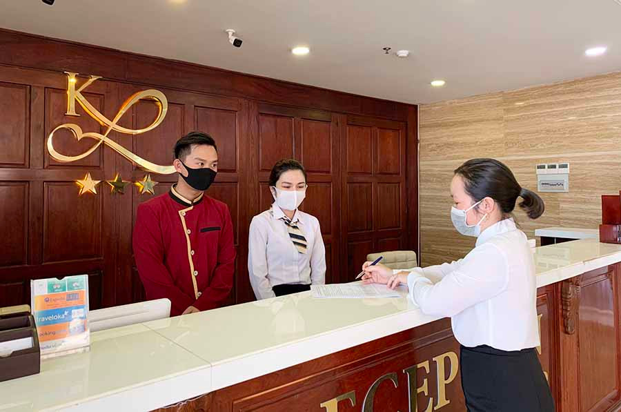 Bà Nguyễn Thị Hồng Ngọc-Quản lý Khách sạn Khánh Linh hướng dẫn nhân viên giúp khách điền tờ khai y tế. Ảnh: Phương Linh Bà Nguyễn Thị Hồng Ngọc-Quản lý Khách sạn Khánh Linh hướng dẫn nhân viên giúp khách điền tờ khai y tế-ảnh Phương Linh