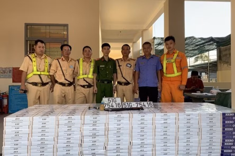 Lực lượng chức năng thu giữ số thuốc lá lậu. Ảnh cơ quan công an.