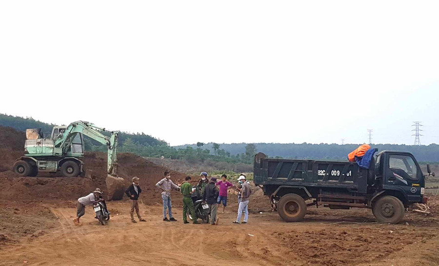 Lực lượng Công an đã lập biên bản quả tang vụ khai thác đất trái phép. Ảnh: Văn Ngọc 