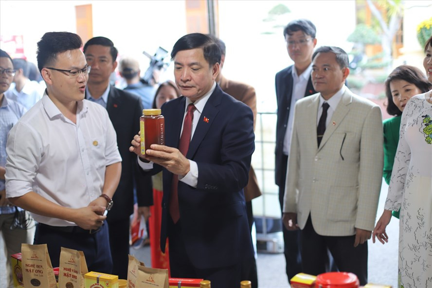 Ủy viên Trung ương Đảng, Bí thư Tỉnh ủy Đắk Lắk Bùi Văn Cường (giữa) tại buổi giới thiệu thành tựu, sản phẩm đặc trưng của tỉnh Đắk Lắk. Ảnh: PV Ủy viên Trung ương Đảng, Bí thư Tỉnh ủy Đắk Lắk Bùi Văn Cường (giữa) tại buổi giới thiệu thành tựu, sản phẩm đặc trưng của tỉnh Đắk Lắk. Ảnh: PV