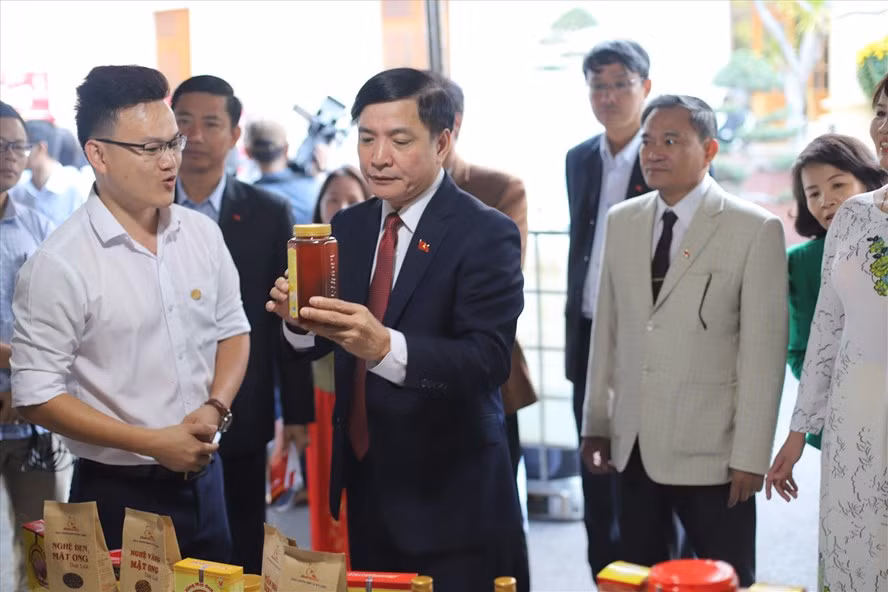 Ủy viên Trung ương Đảng, Bí thư Tỉnh ủy Đắk Lắk Bùi Văn Cường (giữa) tại buổi giới thiệu thành tựu, sản phẩm đặc trưng của tỉnh Đắk Lắk. Ảnh: PV