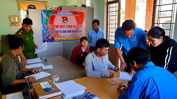Huyện Đoàn phối hợp với Công an huyện, Công an xã Chư Gu và Đoàn xã Chư Gu tổ chức “Ngày thứ bảy tình nguyện”. Ảnh: M.H