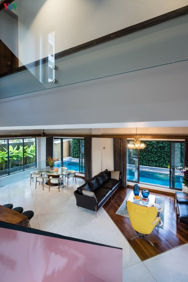 Góc nhìn từ cầu thang có thể thấy sự kết nối liên thông giữa phòng khách, bếp và phòng ăn.