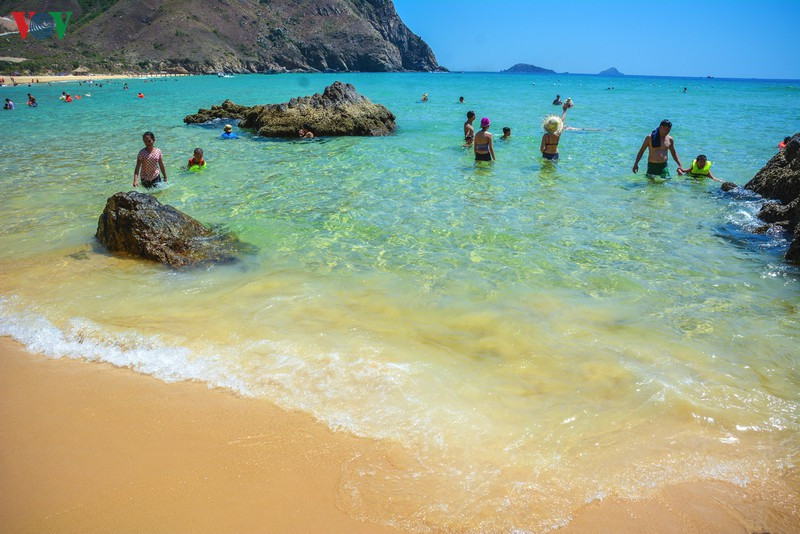 Bình Định là tỉnh duyên hải Nam Trung Bộ, nơi sở hữu những bãi biển đẹp bậc nhất cả nước. Du khách chắc chắn phải đến Kỳ Co - Maldives của Việt Nam, Ghềnh Ráng - từng là nghỉ dưỡng của vua Bảo Đại, Eo Gió, biển Nhơn Lý, Cát Tiến, Đảo Yến hay Hòn Khô,...