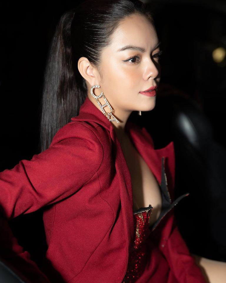 Phạm Quỳnh Anh và Quang Huy kết hôn vào năm 2012 sau 10 năm yêu nhau. Cả hai đã có 2 con gái chung. Trước đó, họ từng vướng tin chia tay vào năm 2016 nhưng Quang Huy đã phản ứng mạnh mẽ trên trang cá nhân thời điểm đó.