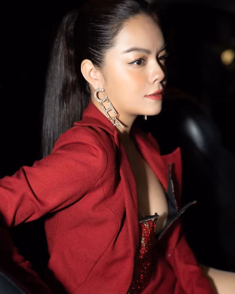 Phạm Quỳnh Anh và Quang Huy kết hôn vào năm 2012 sau 10 năm yêu nhau. Cả hai đã có 2 con gái chung. Trước đó, họ từng vướng tin chia tay vào năm 2016 nhưng Quang Huy đã phản ứng mạnh mẽ trên trang cá nhân thời điểm đó.