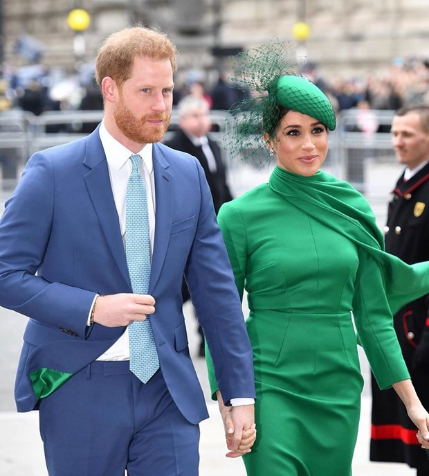 Meghan Markle nổi bật trong thiết kế màu xanh ngọc bích của nhà thiết kế người New Zealand Emilia Wickstead cùng túi xách của Gabriela Hearst và giày Aquazzura.