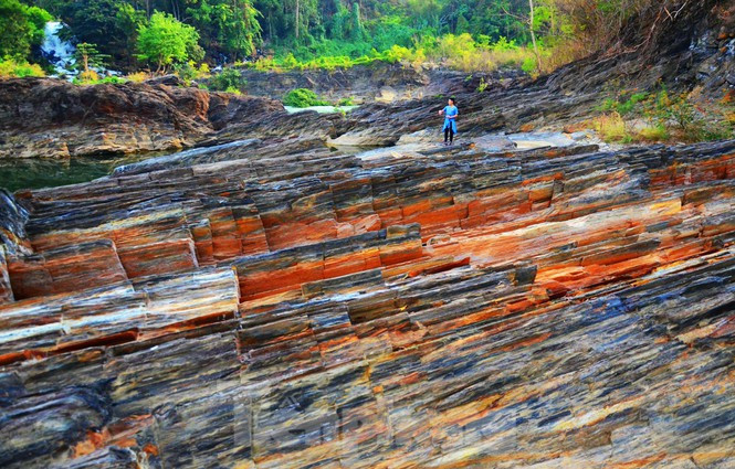  Bạt ngàn bãi đá cổ