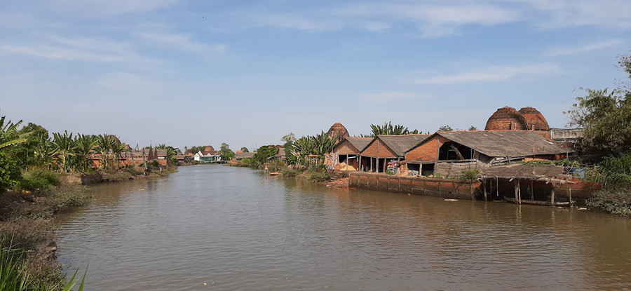 Xóm lò nung vắng vẻ một cách buồn bã với bà con làng nghề- Ảnh: CHÍ HẠNH