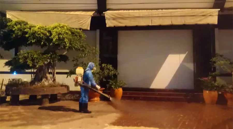  Chiều cùng ngày, lực lượng chức năng phun thuốc khử trùng, sát khuẩn ở nơi làm việc và nơi ở của bà T