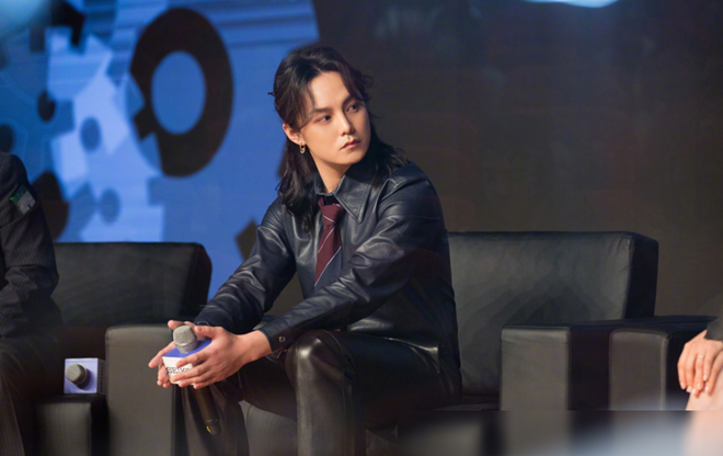 Trước Bên tóc mai không phải hải đường hồng, Doãn Chính quen thuộc với khán giả qua các phim Nhành Ô-liu xanh đỏ, Hãy nhắm mắt khi anh đến, Ma tước, Cực phẩm gia đinh, Trường quân đội Liệt Hỏa… ẢNH: CHỤP MÀN HÌNH SINA