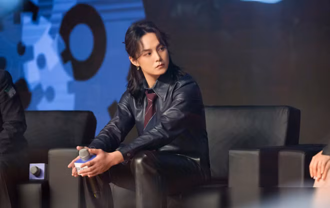 Trước Bên tóc mai không phải hải đường hồng, Doãn Chính quen thuộc với khán giả qua các phim Nhành Ô-liu xanh đỏ, Hãy nhắm mắt khi anh đến, Ma tước, Cực phẩm gia đinh, Trường quân đội Liệt Hỏa… ẢNH: CHỤP MÀN HÌNH SINA