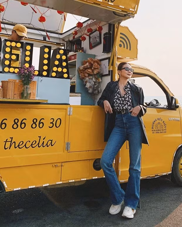 Thanh Hằng kết đôi sơmi, quần jeans với giày thể thao theo xu hướng yêu thích. Chiếc blazer chất liệu da khoác ngoài giúp siêu mẫu trẻ trung, cá tính hơn đáng kể.