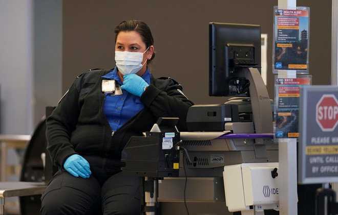 Nhân viên an ninh tại sân bay quốc tế Dulles bang Virginia - Mỹ. Ảnh: REUTERS Nhân viên an ninh tại sân bay quốc tế Dulles bang Virginia - Mỹ. Ảnh: REUTERS