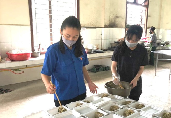 Cô gái nhỏ 16 tuổi Phan Thị Vân trong màu áo xanh tình nguyện ở Trường Quân sự tỉnh Thừa Thiên- Huế. Ảnh: Lê Phương