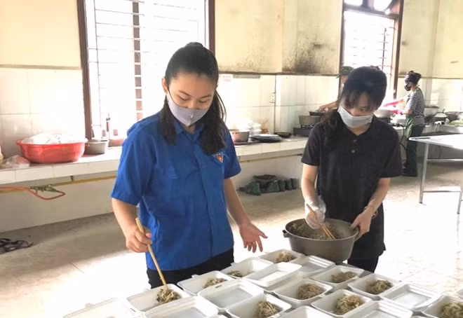 Cô gái nhỏ 16 tuổi Phan Thị Vân trong màu áo xanh tình nguyện ở Trường Quân sự tỉnh Thừa Thiên- Huế. Ảnh: Lê Phương