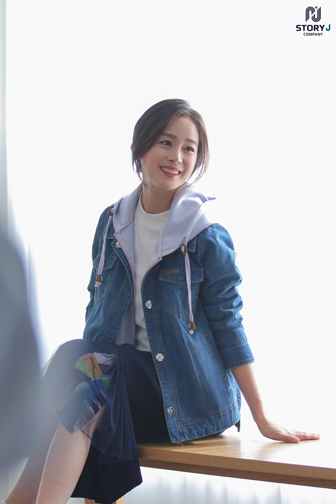 Ở một số ảnh, nữ diễn viên trông năng động hơn hẳn khi phối áo thun, váy phá cách cùng áo khoác jeans - ẢNH: STORY J COMPANY Ở một số ảnh, nữ diễn viên trông năng động hơn hẳn khi phối áo thun, váy phá cách cùng áo khoác jeans - ẢNH: STORY J COMPANY