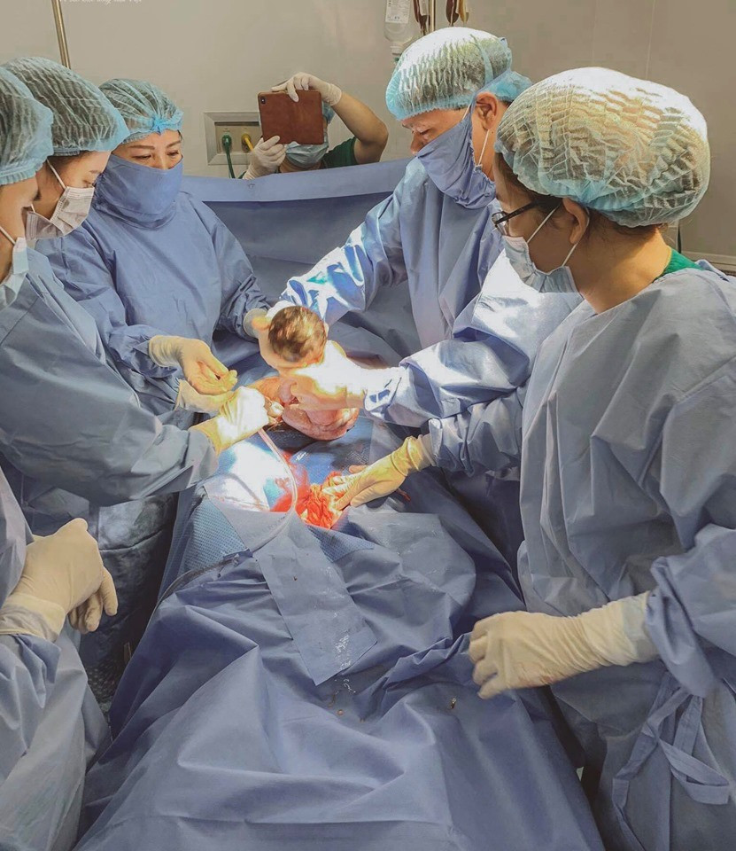 Ca phẫu thuật diễn ra ngay tại Viện Huyết học - Truyền máu Trung ương. Ảnh: Công Thắng.