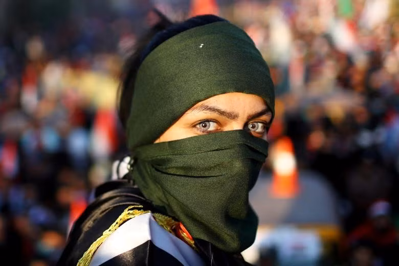  Một phụ nữ người Iraq tham gia các cuộc biểu tình ở Baghdad, Iraq ngày 1.11.2019. Ảnh: Reuters