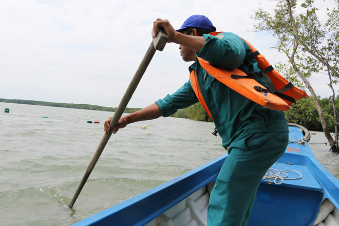 Anh Tuấn thường xuyên phối hợp với hộ dân để chốt đêm, tuần tra bảo vệ rừng. Ảnh: Phạm Thu Ngân