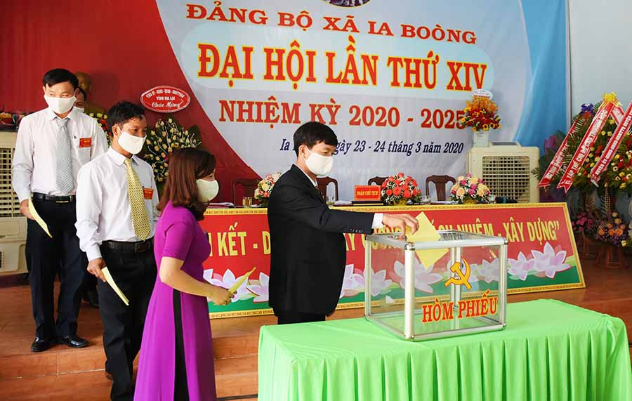  Bỏ phiếu bầu Ban Chấp hành Đảng bộ xã Ia Boòng nhiệm kỳ 2020-2025. Ảnh: M.N