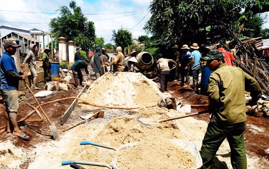  Người dân xã A Dơk (huyện Đak Đoa) tham gia làm đường giao thông nông thôn. Ảnh: N.S
