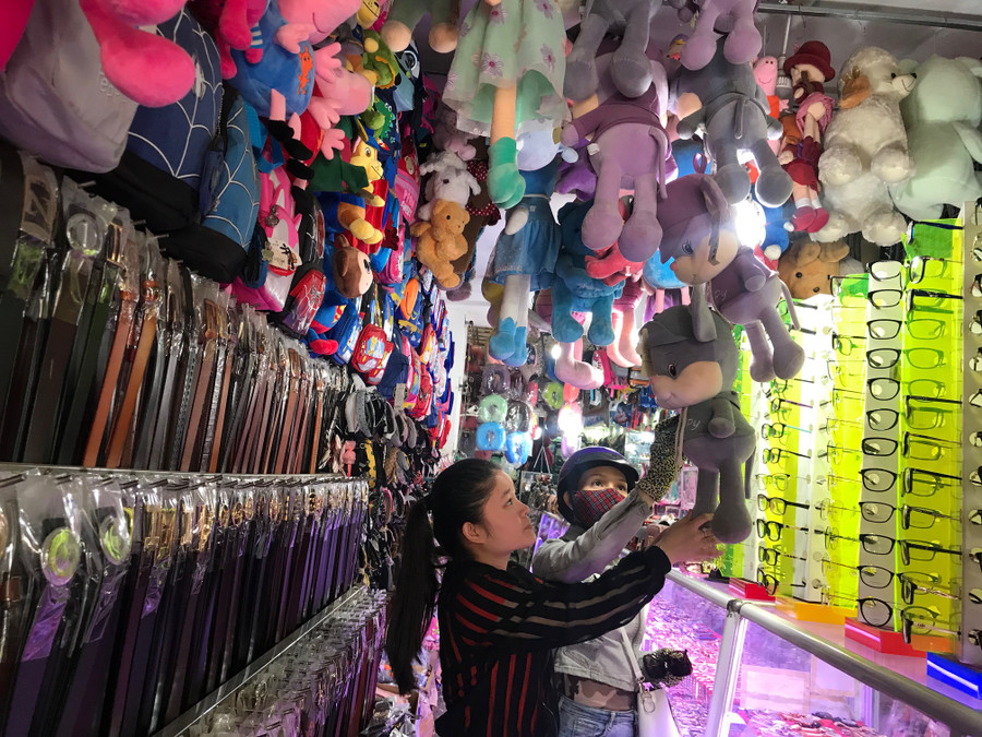  Gấu bông là một trong những mặt hàng được ưa chuộng làm quà tặng của các bạn trẻ. Ảnh: Vũ Thảo