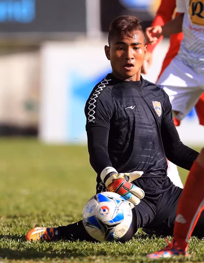 Thủ môn tuyển U23 Việt Nam Y Êli NiÊ cũng là một trong số các thành viên nhận án phạt của VFF