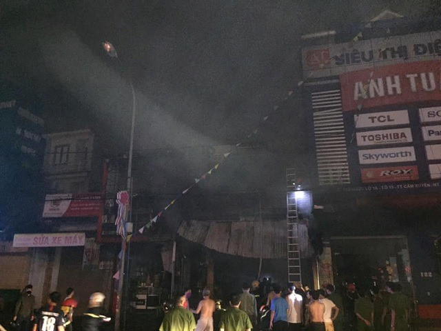 Lực lượng chức năng Hà Tĩnh đã huy động rất đông các cán bộ, chiến sĩ đến chữa cháy - Ảnh Tân Kỳ