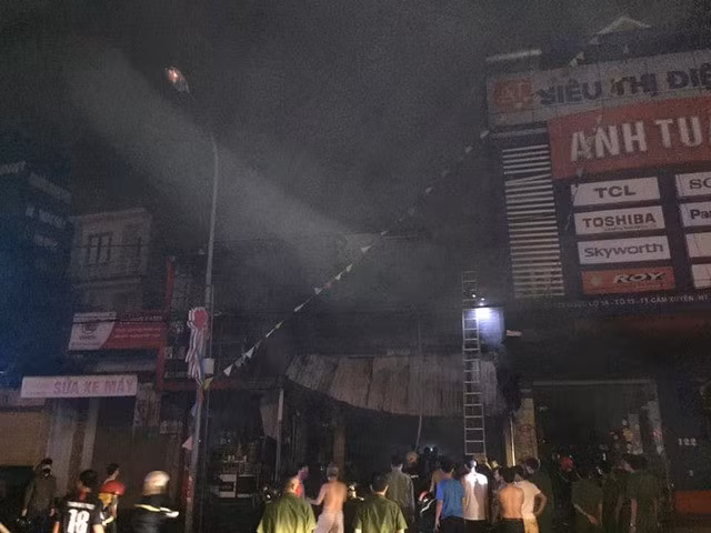 Lực lượng chức năng Hà Tĩnh đã huy động rất đông các cán bộ, chiến sĩ đến chữa cháy - Ảnh Tân Kỳ