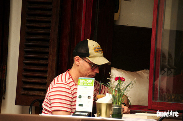 Du khách không đeo khẩu trang trong một địa điểm công cộng ở phố cổ Hội An - Ảnh: B.D.