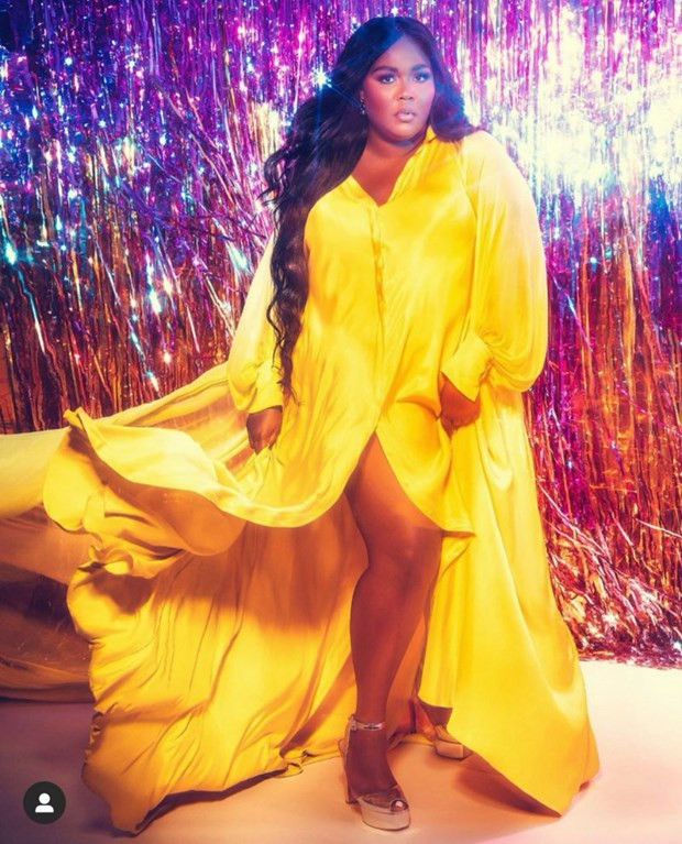 Lizzo trong thiết kế đầm chemise được làm riêng bởi nhà thiết kế Nguyễn Công Trí.
