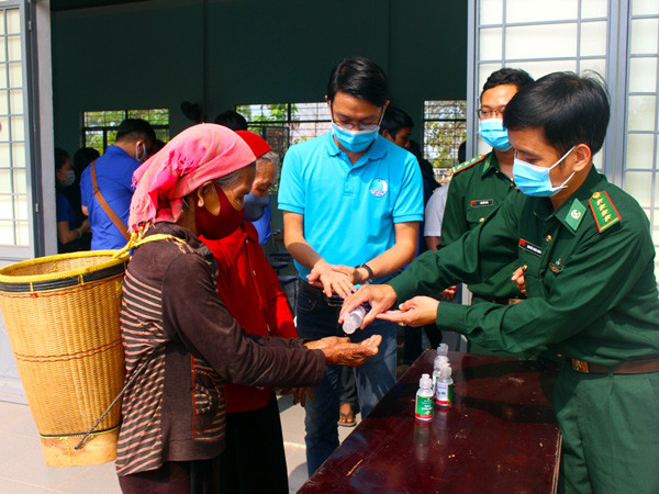 Người dân tham gia chương trình Tháng ba biên giới do Hội LHTN Việt Nam tỉnh tổ chức đều được hướng dẫn rửa tay sát khuẩn để phòng-chống dịch bệnh Covid 19. Ảnh: P.L