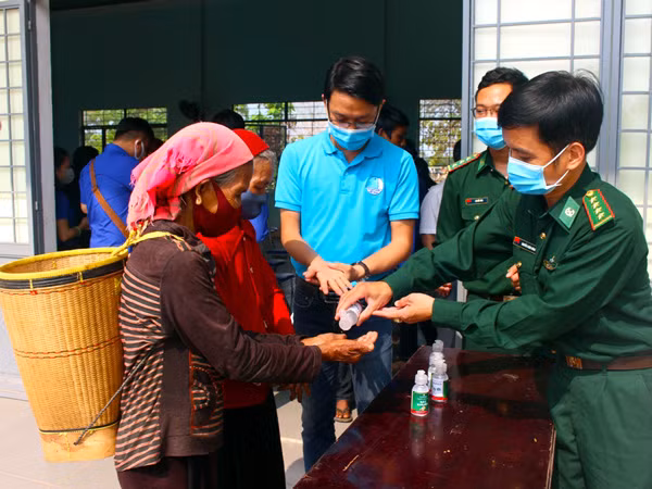 Người dân tham gia chương trình Tháng ba biên giới do Hội LHTN Việt Nam tỉnh tổ chức đều được hướng dẫn rửa tay sát khuẩn để phòng-chống dịch bệnh Covid 19. Ảnh: P.L