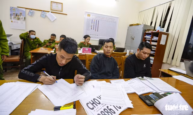  Thanh, Tú, Bình (từ trái qua) khai báo hành vi cho vay nặng lãi với Công an Đà Lạt - Ảnh: M.V